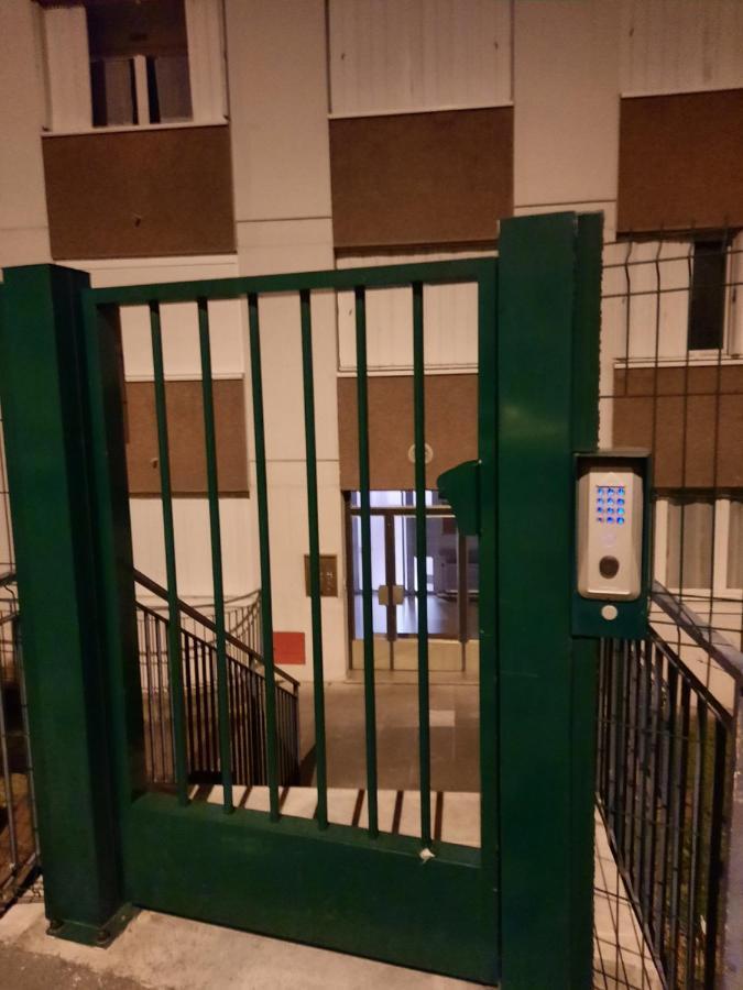 Grand Appartement Fonctionnel Et Calme Sur Lyon8 A 2 Pas Du Metro Esterno foto